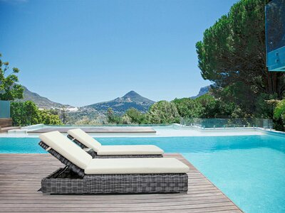Ligbeddenset 3-delig antraciet wicker met cr&egrave;mekleurige kussens &mdash; poolside vooraanzicht