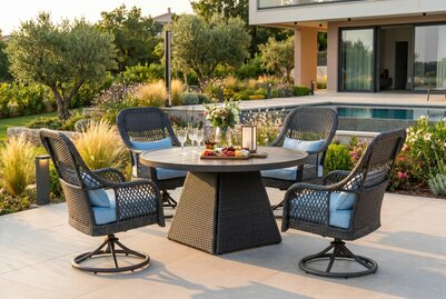 Diningset Redonda detail &mdash; draaibare stoel antraciet wicker met blauwe kussens