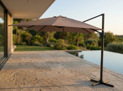 Zweefparasol 3x4 m taupe &ndash; vooraanzicht zweefarm aluminium frame met voet