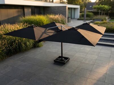 Vierdubbele zweefparasol 4x 3x3m zwart vooraanzicht horeca
