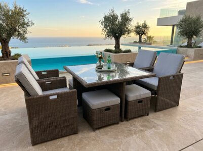 Diningset 9-delig | Donkerbruin Wicker &amp; Witte Kussens | 4 Stoelen &amp; 4 Ottomans | Aluminium Frame | incl. Eettafel