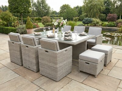 Diningset Landford 11-delig | Cr&egrave;me Wicker &amp; Lichtgrijze Kussens | 6 Personen | Aluminium Frame | incl. Glazen Eettafel &amp; Hockers