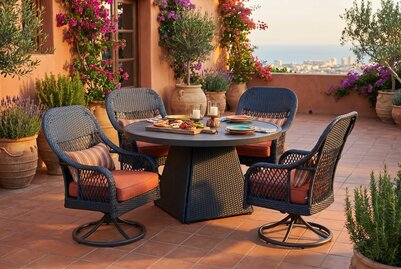 Diningset Redonda 5-delig | Antraciet Wicker &amp; Oranje Kussens | 4 Draaibare Stoelen | Aluminium Frame | Ronde Tafel met Parasolgat