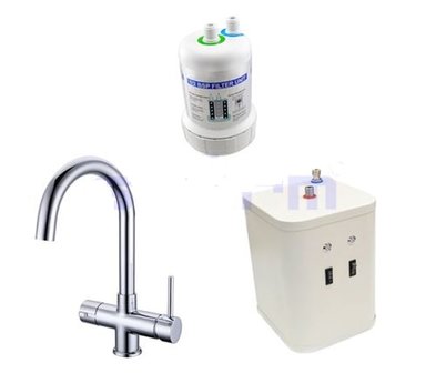 Kokendwaterkraan chroom in keukenopstelling &mdash; direct heet, koud en kokend water