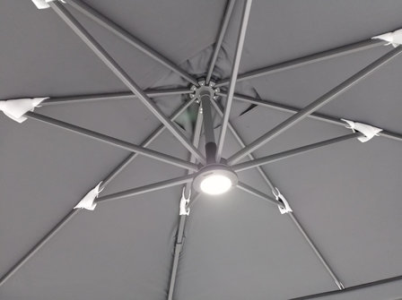 Vierdubbele zweefparasol LED verlichting baleinen detail