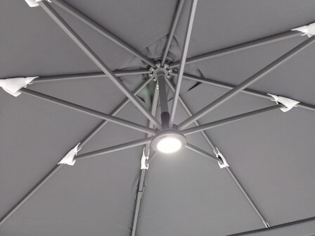 Vierdubbele zweefparasol LED verlichting baleinen detail