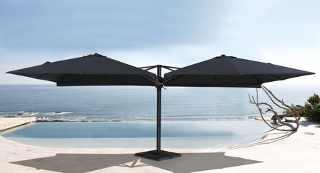 Vierdubbele zweefparasol wit opstelling buiten terras