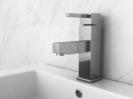 Vierkante opzetmengkraan chroom design &mdash; 17,5cm hoog en 9cm uitloop voor badkamer