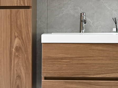 Havik donker hout &ndash; sfeeropname in moderne badkamer