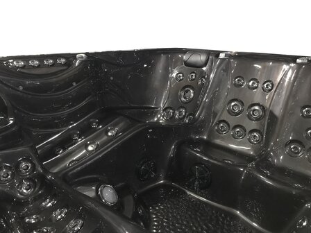 Vonato PF SPA 2025 Black interieur zithoek met jets