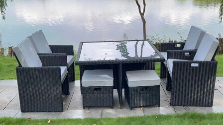 Diningset 9-delig zwart wicker met witte kussens &mdash; 4 stoelen, 4 ottomans en eettafel
