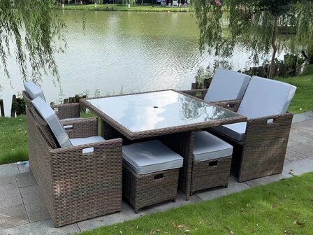 Diningset 9-delig donkerbruin wicker met witte kussens &mdash; 4 stoelen, 4 ottomans en eettafel