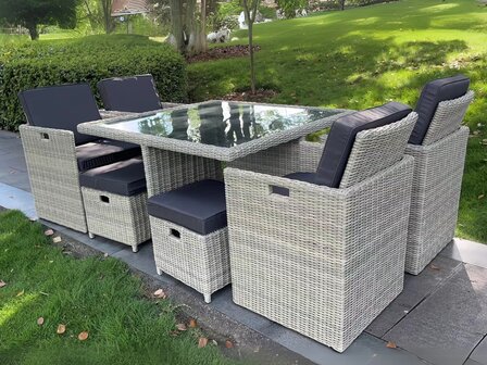 Diningset lichtgrijs wicker detail &mdash; stoel met zwarte kussens
