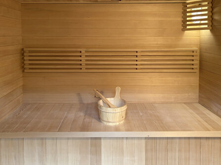 Sauna accessoires &mdash; houten emmer met scheplepel, zandloper en thermometer