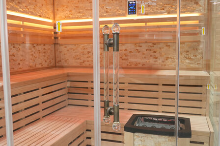 Interieur sauna met LED-verlichting, steenstrips en lavastenen kachel