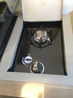 Gasbarbecue RVS 5 branders detailopname &ndash; gietijzeren rooster thermometer en elektrische ontsteking