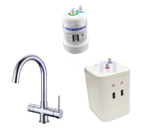 Kokendwaterkraan chroom in keukenopstelling &mdash; direct heet, koud en kokend water
