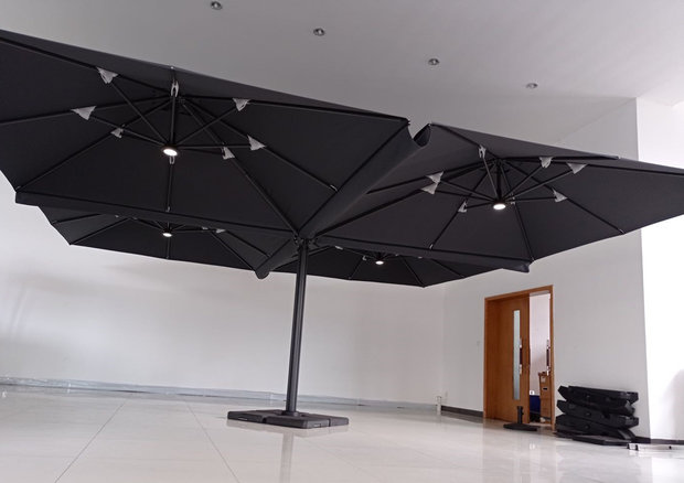 Vierdubbele zweefparasol donkergrijs LED verlichting binnenaanzicht
