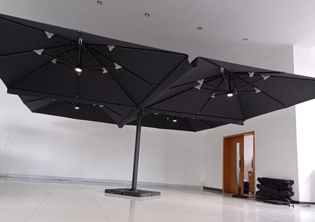 Vierdubbele zweefparasol LED verlichting binnenaanzicht terras