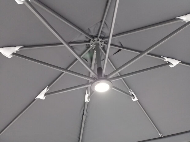 Vierdubbele zweefparasol LED verlichting baleinen detail