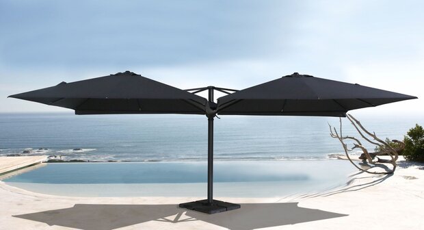 Vierdubbele zweefparasol wit opstelling buiten terras