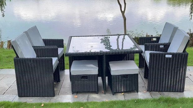 Diningset 9-delig zwart wicker met witte kussens &mdash; 4 stoelen, 4 ottomans en eettafel