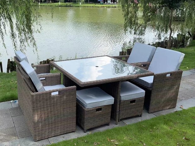 Diningset 9-delig donkerbruin wicker met witte kussens &mdash; 4 stoelen, 4 ottomans en eettafel