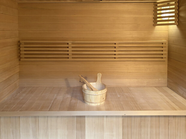 Sauna accessoires &mdash; houten emmer met scheplepel, zandloper en thermometer