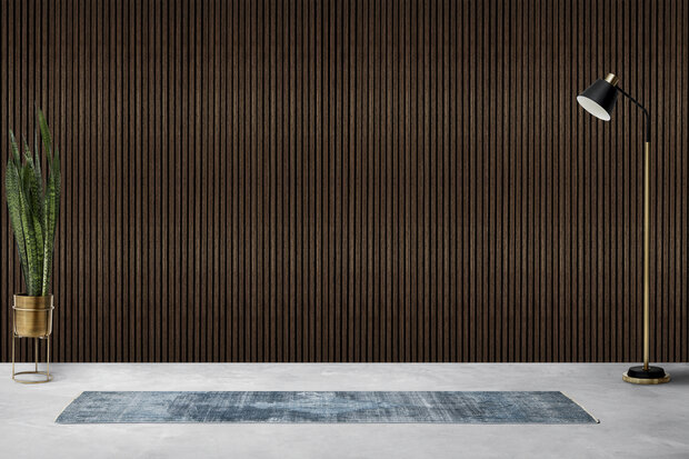 Wandpaneel gerookt eiken 300cm sfeerfoto &mdash; donkere houtlook in modern interieur