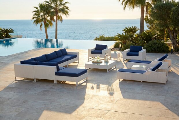 Loungeset 13-delig wit wicker met donkerblauwe kussens &mdash; complete opstelling met love daybeds