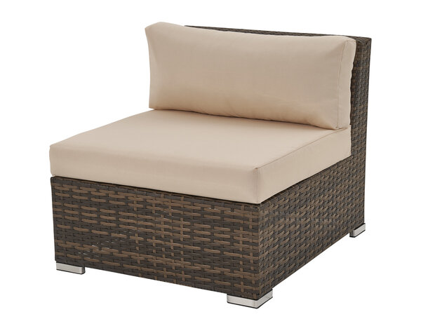 Loungeset sfeer &mdash; bruin wicker met zandkleurige kussens tuin zomer