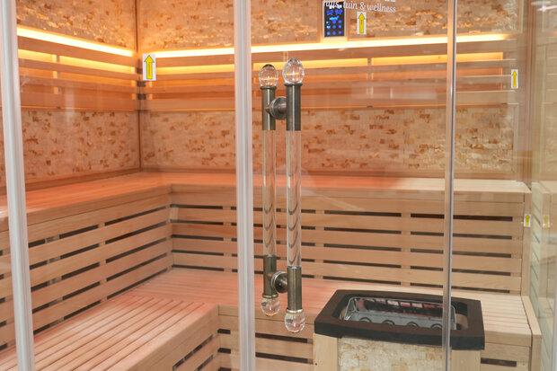 Interieur sauna met LED-verlichting, steenstrips en lavastenen kachel