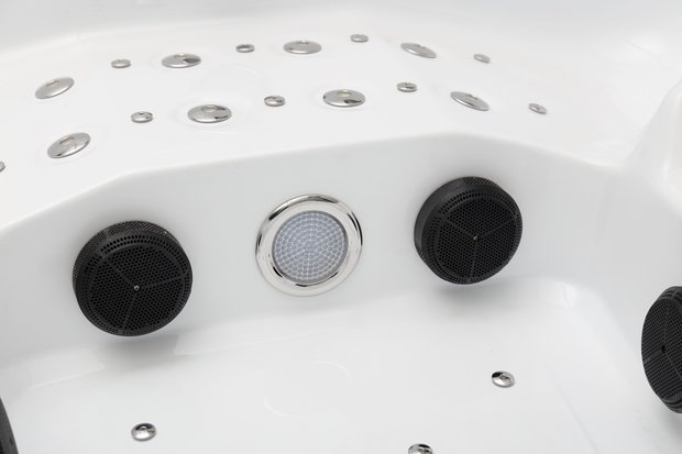 Airjets detail outdoor spa wit interieur
